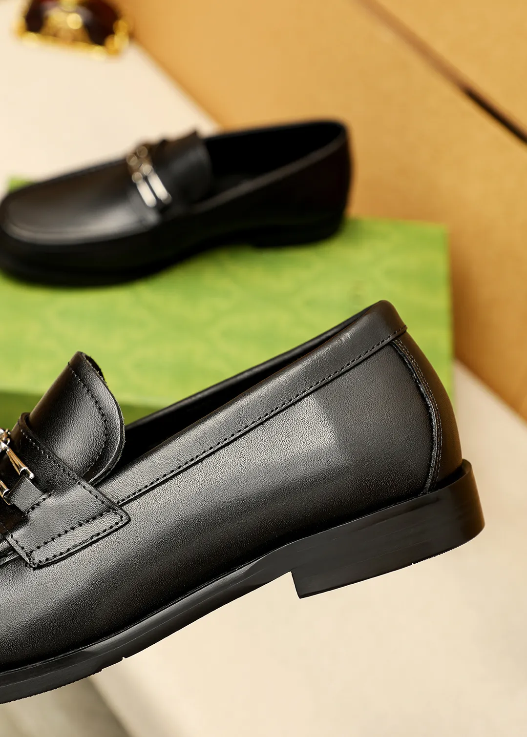 Men's shoes 💰480 💐 Product trademark: GUCCI "Gucci" casual leather shoes Regular size: 38-44 (45.46🉑️customized) Product materials: Selected imported first-layer calfskin upper + luxury hardware buckle, imported water-dyed cow leather lining. Strong three-dimensional visual effect, original outsole color: 2 colors available